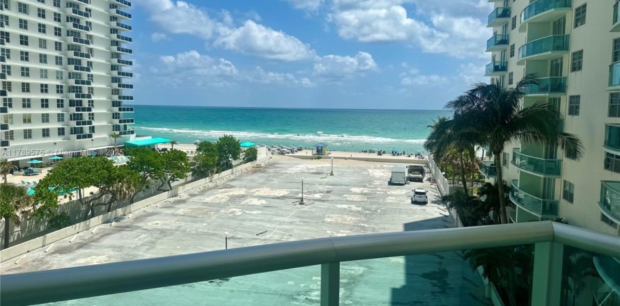 Condominio en Hollywood, Florida, 1 dormitorio № 1958945