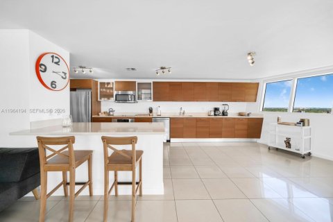 Condo in Miami, Florida, 2 bedrooms № 2081091 - photo 8