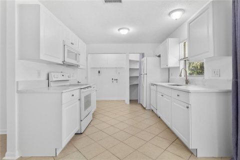 Commercial property in Orlando, Florida 4 bedrooms, 166.48 sq.m. № 2220891 - photo 18