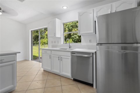 Commercial property in Orlando, Florida 4 bedrooms, 166.48 sq.m. № 2220891 - photo 4