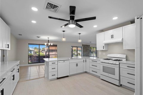 House in Englewood, Florida 4 bedrooms, 358.14 sq.m. № 1655776 - photo 10