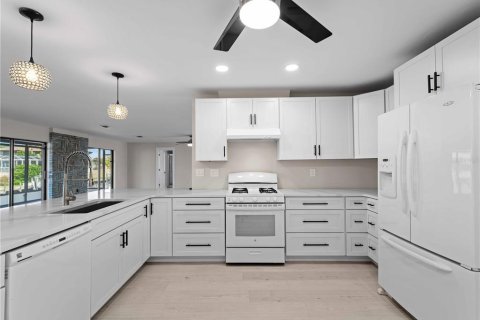 House in Englewood, Florida 4 bedrooms, 358.14 sq.m. № 1655776 - photo 9