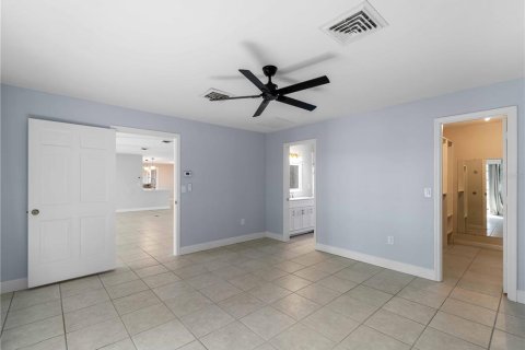 House in Englewood, Florida 4 bedrooms, 358.14 sq.m. № 1655776 - photo 25