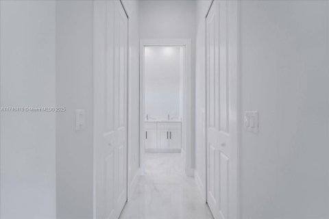 House in Lehigh Acres, Florida 3 bedrooms, 180.42 sq.m. № 2012891 - photo 29