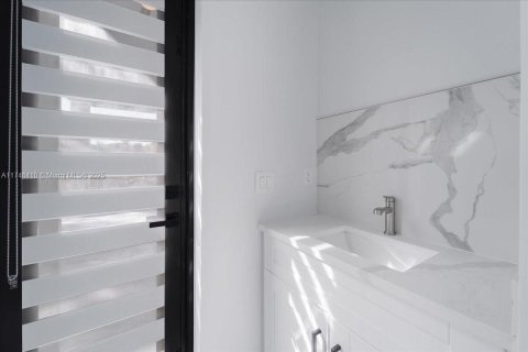 House in Lehigh Acres, Florida 3 bedrooms, 180.42 sq.m. № 2012891 - photo 22