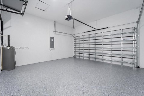 House in Lehigh Acres, Florida 3 bedrooms, 180.42 sq.m. № 2012891 - photo 23