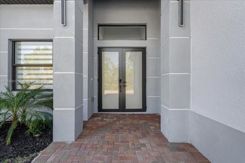 House in Lehigh Acres, Florida 3 bedrooms, 180.42 sq.m. № 2012891 - photo 4