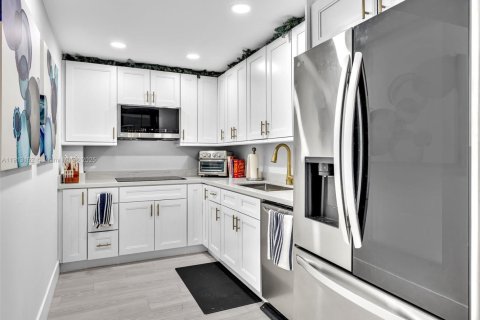 Купить кондоминиум в Норт-Бей-Виллидж, Флорида 2 спальни, 125.98м2, № 1969324 - фото 14