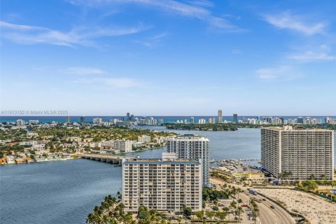 Купить кондоминиум в Норт-Бей-Виллидж, Флорида 2 спальни, 125.98м2, № 1969324 - фото 1