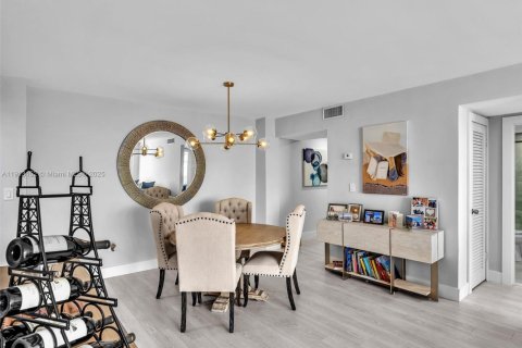 Купить кондоминиум в Норт-Бей-Виллидж, Флорида 2 спальни, 125.98м2, № 1969324 - фото 26