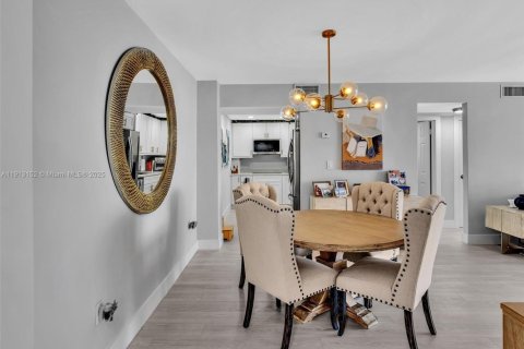 Купить кондоминиум в Норт-Бей-Виллидж, Флорида 2 спальни, 125.98м2, № 1969324 - фото 7