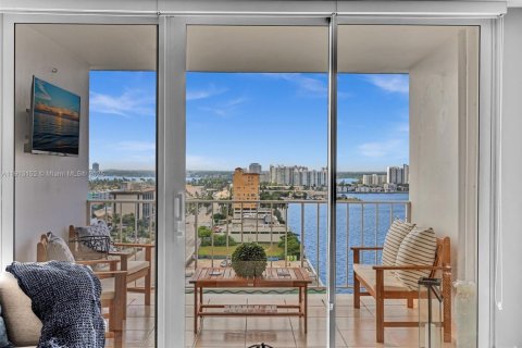Купить кондоминиум в Норт-Бей-Виллидж, Флорида 2 спальни, 125.98м2, № 1969324 - фото 15