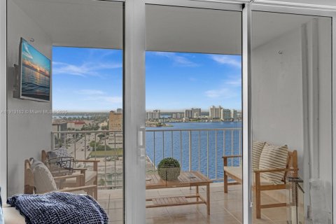 Купить кондоминиум в Норт-Бей-Виллидж, Флорида 2 спальни, 125.98м2, № 1969324 - фото 17