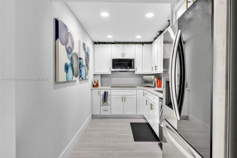 Купить кондоминиум в Норт-Бей-Виллидж, Флорида 2 спальни, 125.98м2, № 1969324 - фото 13