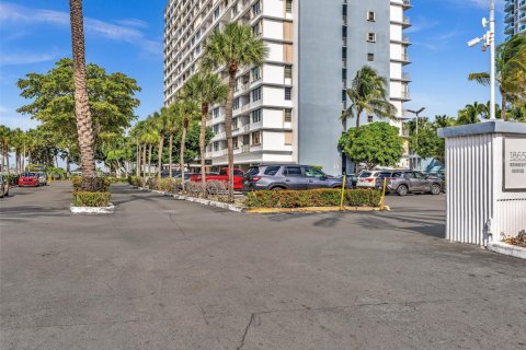 Купить кондоминиум в Норт-Бей-Виллидж, Флорида 2 спальни, 125.98м2, № 1969324 - фото 2