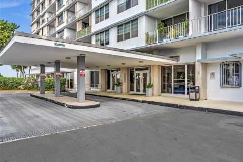 Купить кондоминиум в Норт-Бей-Виллидж, Флорида 2 спальни, 125.98м2, № 1969324 - фото 3