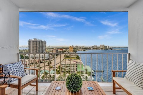 Купить кондоминиум в Норт-Бей-Виллидж, Флорида 2 спальни, 125.98м2, № 1969324 - фото 18
