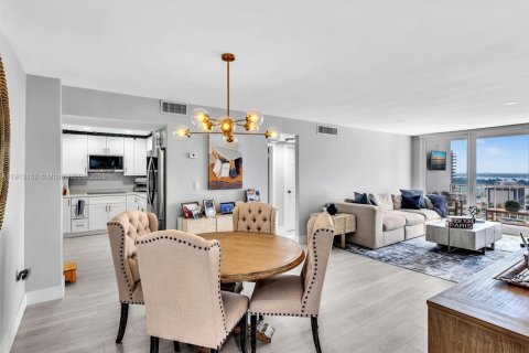 Купить кондоминиум в Норт-Бей-Виллидж, Флорида 2 спальни, 125.98м2, № 1969324 - фото 6