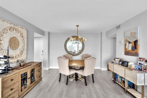 Купить кондоминиум в Норт-Бей-Виллидж, Флорида 2 спальни, 125.98м2, № 1969324 - фото 25