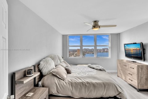 Купить кондоминиум в Норт-Бей-Виллидж, Флорида 2 спальни, 125.98м2, № 1969324 - фото 28