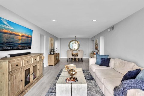 Купить кондоминиум в Норт-Бей-Виллидж, Флорида 2 спальни, 125.98м2, № 1969324 - фото 24