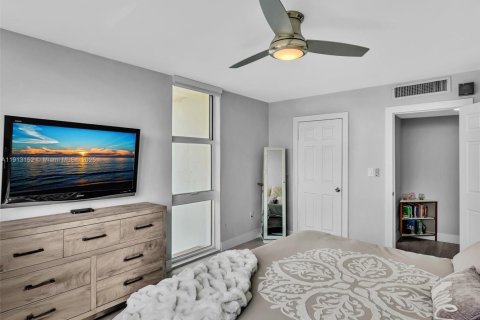 Купить кондоминиум в Норт-Бей-Виллидж, Флорида 2 спальни, 125.98м2, № 1969324 - фото 30