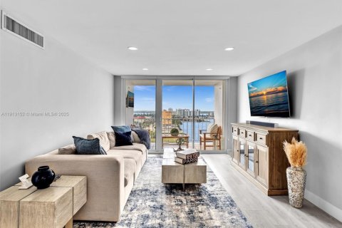 Купить кондоминиум в Норт-Бей-Виллидж, Флорида 2 спальни, 125.98м2, № 1969324 - фото 12