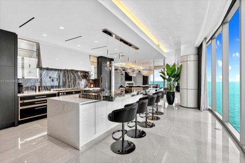 Condominio en venta en Sunny Isles Beach, Florida, 4 dormitorios, 353.31 m2 № 1946043 - foto 9