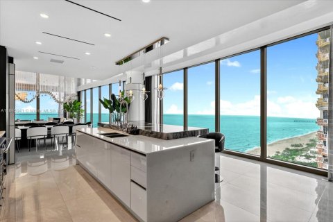 Condominio en venta en Sunny Isles Beach, Florida, 4 dormitorios, 353.31 m2 № 1946043 - foto 11