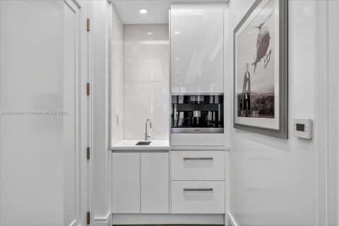 Condominio en venta en Sunny Isles Beach, Florida, 4 dormitorios, 353.31 m2 № 1946043 - foto 16