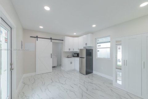 Commercial property in Miami, Florida 24.15 sq.m. № 1986907