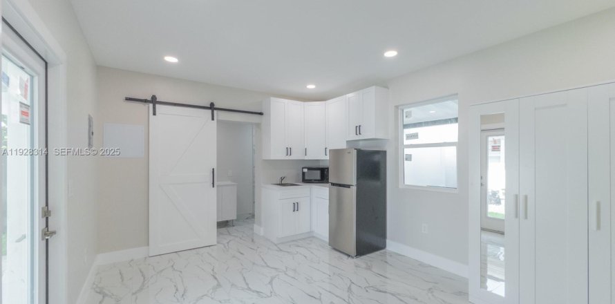 Commercial property in Miami, Florida 24.15 sq.m. № 1986907