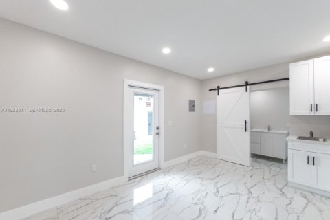 Commercial property in Miami, Florida 24.15 sq.m. № 1986907 - photo 2