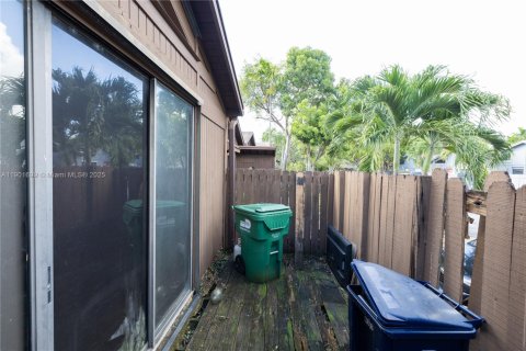 Touwnhouse à vendre à Miami, Floride: 2 chambres, 100.33 m2 № 1955406 - photo 16