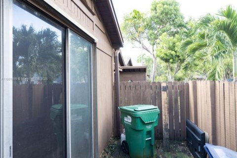 Touwnhouse à vendre à Miami, Floride: 2 chambres, 100.33 m2 № 1955406 - photo 3