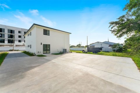 Commercial property in Miami, Florida 220.55 sq.m. № 2009539 - photo 3