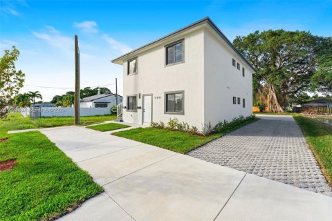 Commercial property in Miami, Florida 220.55 sq.m. № 2009539 - photo 2