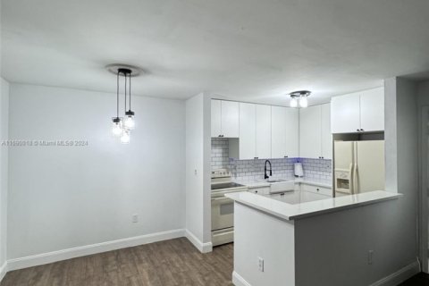 Condominio en venta en Hialeah, Florida, 2 dormitorios, 80.82 m2 № 1937754 - foto 12