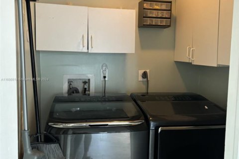 Condominio en venta en Hialeah, Florida, 2 dormitorios, 80.82 m2 № 1937754 - foto 25