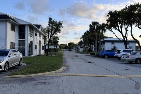 Condominio en venta en Hialeah, Florida, 2 dormitorios, 80.82 m2 № 1937754 - foto 2