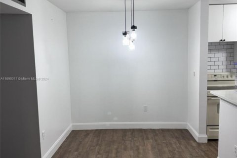 Condominio en venta en Hialeah, Florida, 2 dormitorios, 80.82 m2 № 1937754 - foto 9