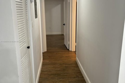 Condominio en venta en Hialeah, Florida, 2 dormitorios, 80.82 m2 № 1937754 - foto 13