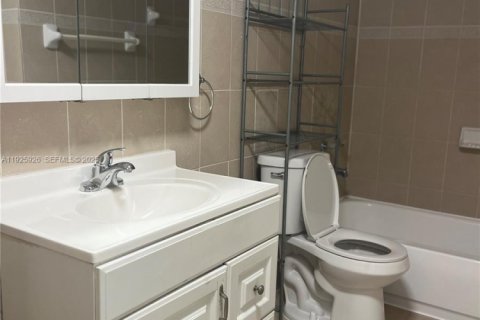 Купить кондоминиум в Хайалиа Гарденс, Флорида 3 спальни, 118.91м2, № 1987711 - фото 8