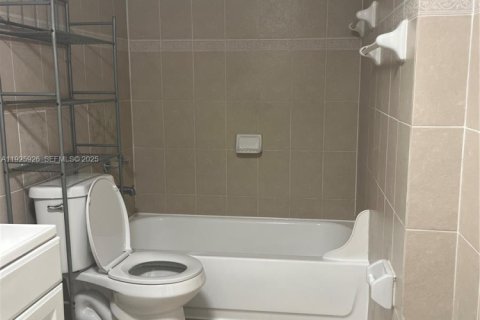 Купить кондоминиум в Хайалиа Гарденс, Флорида 3 спальни, 118.91м2, № 1987711 - фото 17