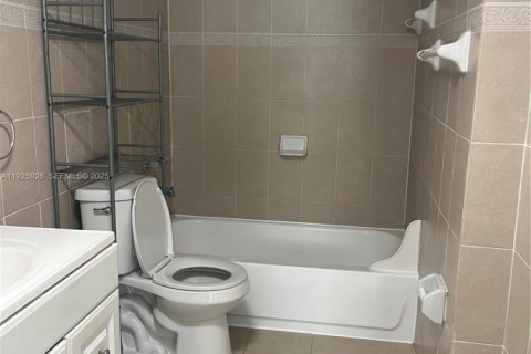 Купить кондоминиум в Хайалиа Гарденс, Флорида 3 спальни, 118.91м2, № 1987711 - фото 7