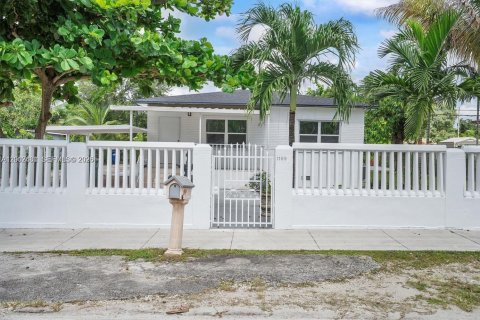 House in Miami, Florida 2 bedrooms, 98.57 sq.m. № 2076128 - photo 2