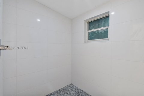 House in Miami, Florida 2 bedrooms, 98.57 sq.m. № 2076128 - photo 11