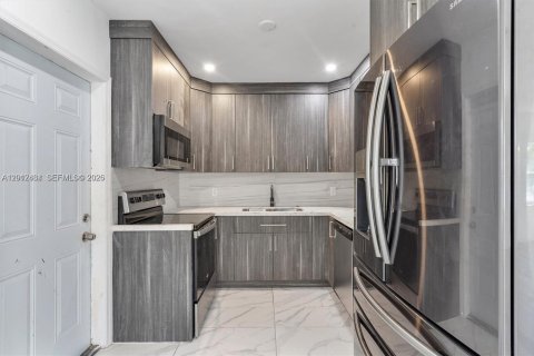 House in Miami, Florida 2 bedrooms, 98.57 sq.m. № 2076128 - photo 6