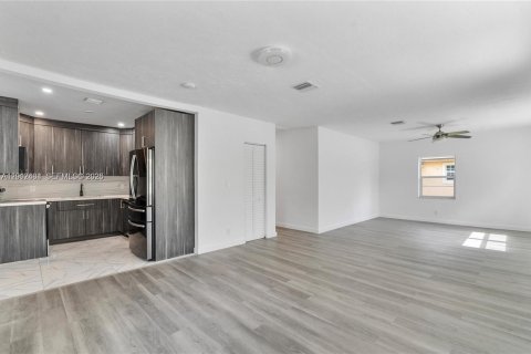 House in Miami, Florida 2 bedrooms, 98.57 sq.m. № 2076128 - photo 4