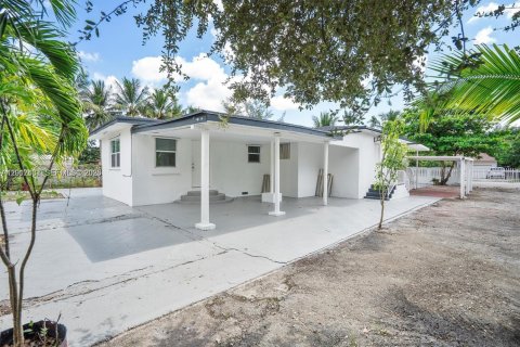 House in Miami, Florida 2 bedrooms, 98.57 sq.m. № 2076128 - photo 15